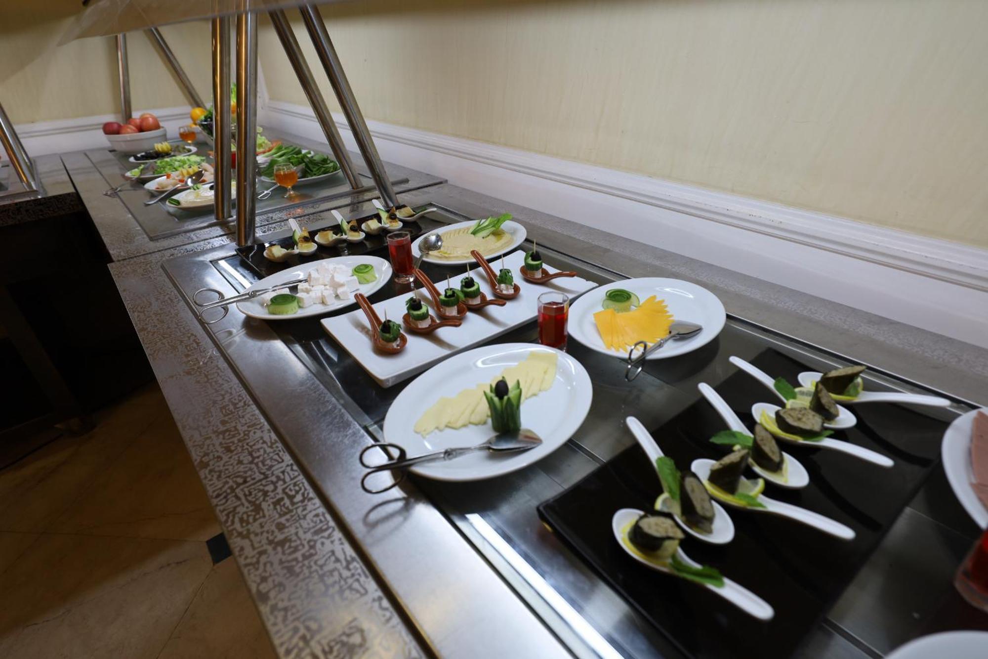 Habitat All Suites, Al Khobar Exterior foto A buffet at a hotel