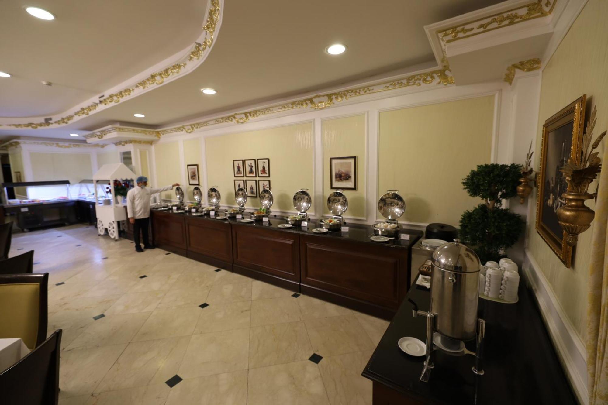 Habitat All Suites, Al Khobar Exterior foto A buffet at a hotel